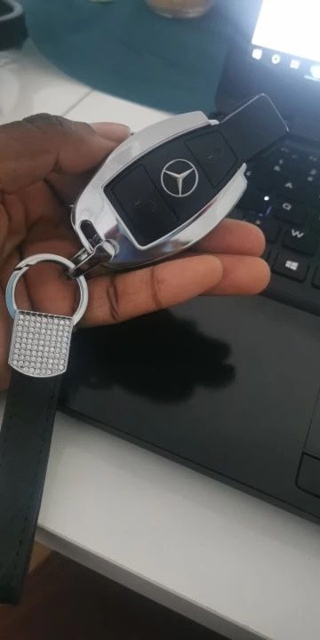 Mercedes Benz Car Keys, Scorpio Car, Benz Wallpaper, Mercedes Benz Wallpaper, Benz Cars, Money Pictures, Benz Amg, Mercedes Benz Cars, Benz Car