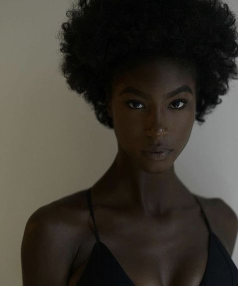 Black Brazilian Woman, Dark Skin Models, Accessorizing Outfits, African Models, Dark Skin Beauty, Black Femininity, Back Tattoo Women, Face Card, Dark Skin Women