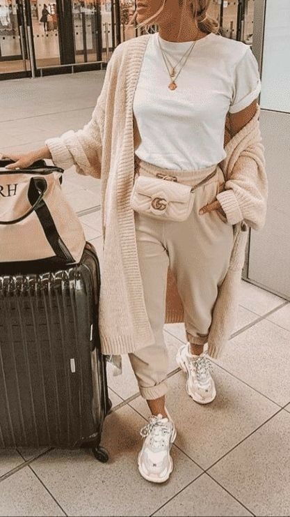 Flight Outfit, Comfy Travel Outfit, Airplane Outfits, Fashion Travel Outfit, Leggings Outfit Casual, Joggers Outfit, Long Flights, Travel Outfits, Mode Casual