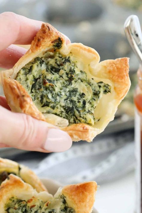 A batch of mini savoury tarts made with golden puff pastry and filled with spinach and ricotta. Spinach Ricotta Pastry, Spinach Puffed Pastry, Ricotta Pastry, Tarts With Puff Pastry, Salmon In Puff Pastry, Thanksgiving Meal Prep, Spinach Appetizers, Spinach Tart, Puff Pastry Recipes Savory