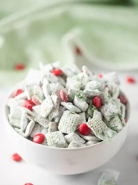 Easy Grinch Puppy Chow Recipe - Desserts On A Dime Grinch Puppy Chow, Easy Microwave Desserts, Dessert For Christmas, Puppy Chow Recipe, Chex Mix Puppy Chow, Easy Dessert Recipes Christmas, Chow Recipe, Puppy Chow Recipes, Delicious Christmas Desserts