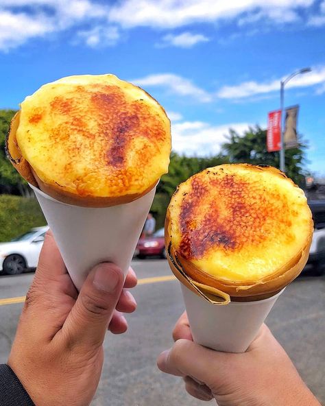 ClickApp™ on Instagram: “Crème Brûlée Crepe Cones 🔥🍮 these are stuffed with vanilla ice cream and Nutella and strawberries in one and Nutella and bananas in the…” Crepe Brulee, Fancy Ice Cream, Cream Brulee, Warm Desserts, Unique Desserts, Fair Food Recipes, Ice Cream Flavors, The Glory, Food Presentation