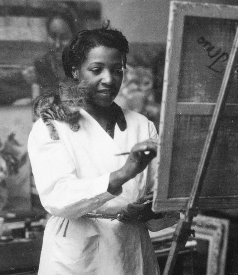 "Loïs Mailou Jones painting in her Paris studio" (1905 - 1998, American artist who painted and influenced others during the Harlem Renaissance and beyond) Female Painters, Mary Cassatt, Joan Mitchell, Art Couple, Louise Bourgeois, Max Ernst, Vintage Black Glamour, Wallpaper Laptop, African American Art