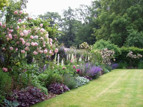 Cottage Garden Borders, Country Garden Decor, Cottage Garden Design, British Garden, Garden Wallpaper, Walled Garden, English Cottage Garden, English Country Gardens, Have Inspiration