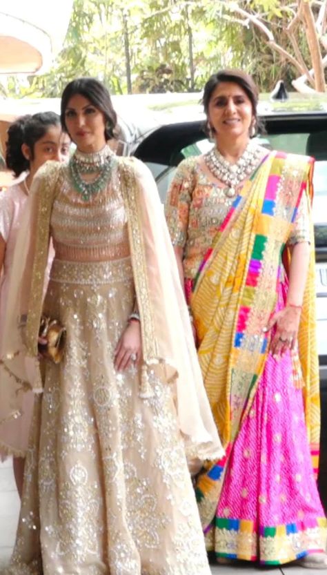 Alia And Ranbir, Riddhima Kapoor, Beautiful Wedding Pictures, Simplistic Wedding, Neetu Kapoor, Neetu Singh, Bollywood Glamour, Sabyasachi Sarees, Brides Mom