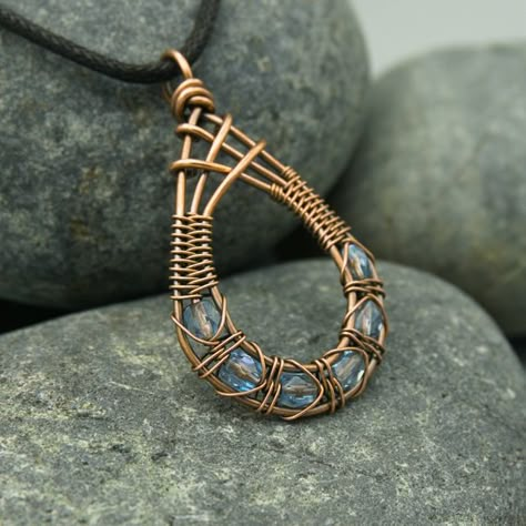 Copper Wire Weave Fishtailed Drop Pendant with Pale Blue Faceted Glass Beads £10.75 Wire Beads Jewelry, Wire Weave Patterns, Wire Wrapped Bead Pendant, Wire Weaving Techniques, Wire Wrapped Stone Jewelry, Wire Jewelery, Wire Wrap Jewelry Designs, Wire Wrapped Jewelry Diy, Wire Wrapped Jewelry Tutorials