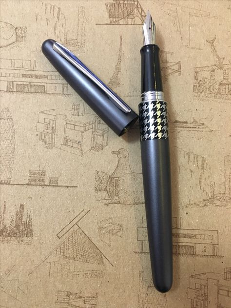 Pilot Metropolitan Retro. A daily use pen. Very nice but the step is to high and hurts after a few minutes of use. Pilot Metropolitan, Best Fountain Pen, Pen Pals, Writing Accessories, Fountain Pens, Writing Instruments, Fountain Pen, Pen, Writing