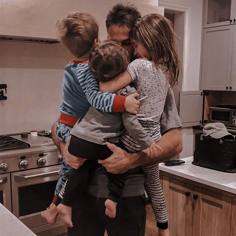 Young Dad Aesthetic, Cute Family Aesthetic, Young Family Aesthetic, Young Parents Aesthetic, Luca Vitiello, Dad Aesthetic, Heal Your Soul, Christmas Posts, Young Parents