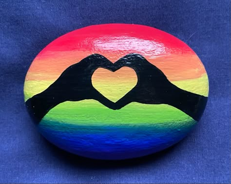 Painted Rocks Silhouette, Pretty Painted Rocks, Painted Rocks Hearts, Triangle Rock Painting, Diy Painted Rocks Ideas, Heart Shaped Rock Painting Ideas, Stenmaling Ideas, Stone Art Painting Easy, Heart Rock Painting Ideas