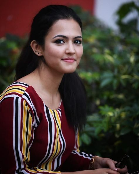 Aparna Das is an south Indian film actress Aparna Das is an Indian film Actress, who has worked predominantly in Malayalam movie industry. Aparna's previous film to hit the theatres was Manoharam in the year 2019. Aparna Das is an actress, known for Njan Prakashan (2018) and Manoharam (2019). Aparna Das, Malayalam Movie, Glamour Beauty, Teen Girl Dresses, Malayalam Actress, Desi Girl, Film Actress, Instagram Beauty, Beauty Queen