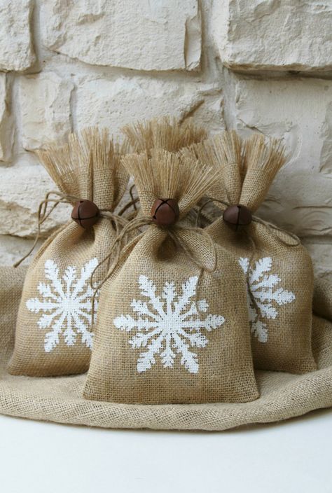 Burlap Gift Wrapping, Small Burlap Bags Ideas Projects, Christmas Burlap Bags, Burlap Bag Ideas, Burlap Bags Ideas Projects, Burlap Christmas Decorations, Burlap Gift Bags, Winter Wedding Favors, Christmas House Lights