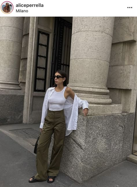 Green Linen Cargo Pants Outfit, Green Parachute Pants Outfit Summer, Military Green Pants Outfit, Green Cargo Pants Outfit Summer, Green Chinos Women Outfit, Cargo Trousers Outfit Street Styles, Military Pants Outfit Women, Cargo Pants Women Outfit Chic, Cargo Verdi