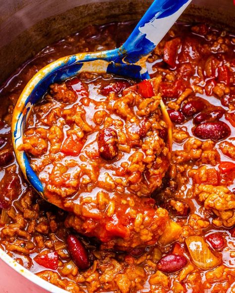 Vegan Chilli Con Carne - School Night Vegan Vegan Chilli Con Carne, Vegan Chilli Recipe, Chili Con Carne Recipe, Vegan Tikka Masala, Spicy Peanut Noodles, Vegan Chilli, Chilli Recipes, Vegan Sour Cream, Vegan Chili