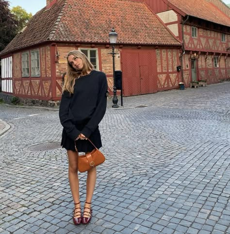 Ballet Flats Outfit, Black Skirt Outfits, Style Parisienne, Flats Outfit, Miniskirt Outfits, Stockholm Fashion, Outfit Inspo Fall, Outfit Casual, Black Skirt