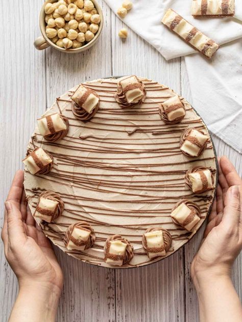 Kinder Bueno Cheesecake (No-bake) #SummerDessertWeek - SugarYums Kinda Bueno Cheesecake, Bueno Cheesecake Recipe, Kinder Bueno Cheesecake Recipe, Kinderbueno Cake, Bueno Cheesecake, Bueno Cake, Hazelnut Filling, Cookie Base, Nutella Recipes