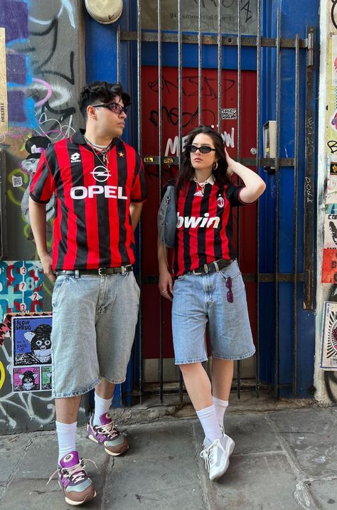 Couple Streetwear Outfits, Couple Fits Streetwear, Bloke Core Outfits, Nyc Dump, Jort Outfits, Couple Streetwear, Streetwear Couple, Jersey Fits, Football Jersey Outfit