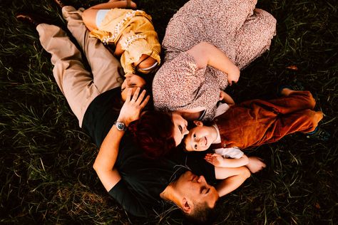 Laying Down Photography Poses, Family Pictures Laying Down, Laying Down Family Poses, Blanket Family Photos, Family Photo Inspiration, Holiday Shoot, Family Photo Pose, Family Of 5, Family Sessions