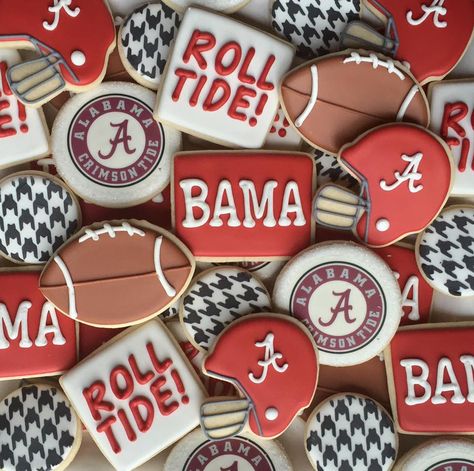 Alabama football Roll Tide Bama hounds tooth tailgate cookies Roll Tide Cookies, Razorback Cookies, Tailgate Cookies, Alabama Cookies, Alabama Farmhouse, Alabama Cakes, Football Sugar Cookies, Football Cookies, Sugar Cookie Royal Icing