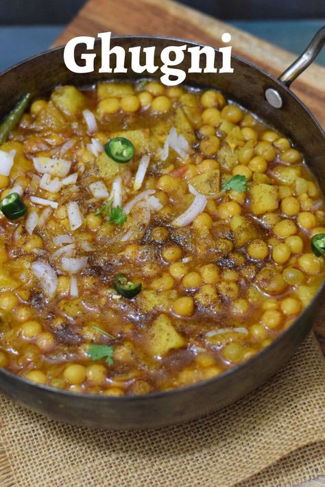 This Ghugni recipe is a vegetarian (also vegan) curry made with soaked and boiled dried white or yellow peas and potatoes, along with a variety of spices. Dry Peas Recipes, Yellow Peas Recipe, White Peas Recipe, Ghugni Recipe, Peas Recipe Indian, Yellow Peas, Vegetarian Platter, Peas Recipe, Bengali Food