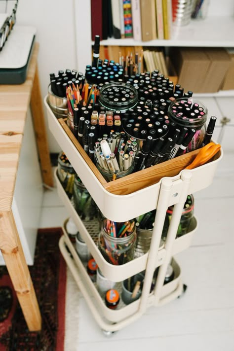 Pen Collection Organization, Artist Room Aesthetic, Pencil Organization, Home Art Studios, Rangement Art, Art Studio Space, Art Supplies Storage, Art Studio Organization, Art Studio Room