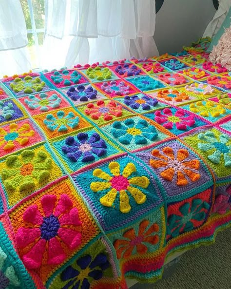 Colorful Knit Blanket, Random Granny Square Blanket, Crochet Granny Square Baby Blanket, Cardigan Colorful, Funky Bedroom, Crochet Candy, Granny Square Baby Blanket, Baby Blanket Tutorial, Crochet Flower Blanket