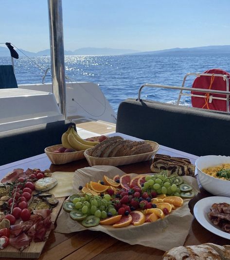 Boat Party Food Ideas, Beach House Birthday Party, Duffy Boat Party, Dinner On A Boat, Boat Birthday, Group Dinner, Valentines Breakfast, Yatch Boat, Yacht Week