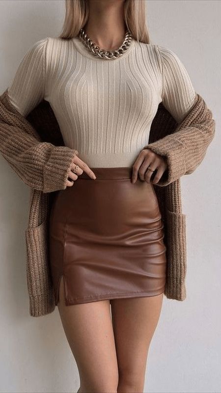 Brown Skirt Aesthetic, Sporty Skirt Outfits, Brown Leather Skirt Outfit, Brown Skirt Outfit, Tops Fall Outfits, Brown Leather Skirt, Leather Skirt Outfit, Skirt Outfits Fall, Stylish Fall Outfits