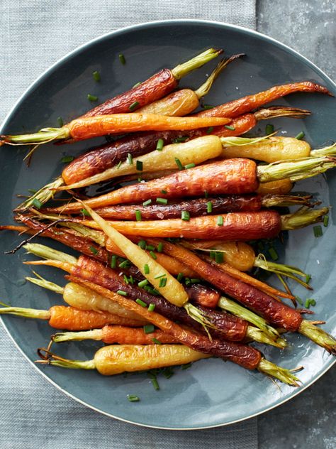 Roasted Rainbow Carrots : Multi-colored carrots are so tasty that they only need olive oil, salt and chives to become a simple side dish. Carrot Side Dish Recipes, Rainbow Carrot Recipes, Carrot Side Dish, Roasted Rainbow Carrots, Easter Side Dishes, Rainbow Carrots, Carrot Recipes, God Mat, Roasted Carrots