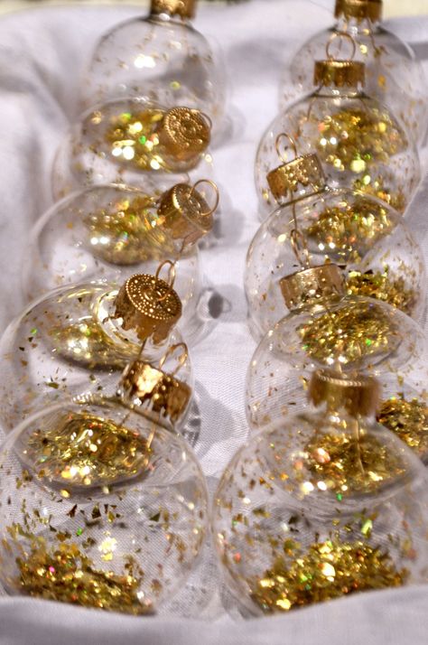 Christmas Balls Diy, Filled Ornaments, Diy Baubles, Confetti Ornaments, Bauble Ideas, Glass Ornaments Diy, Christmas Ornament Decor, Clear Christmas Ornaments, Glitter Ornaments Diy