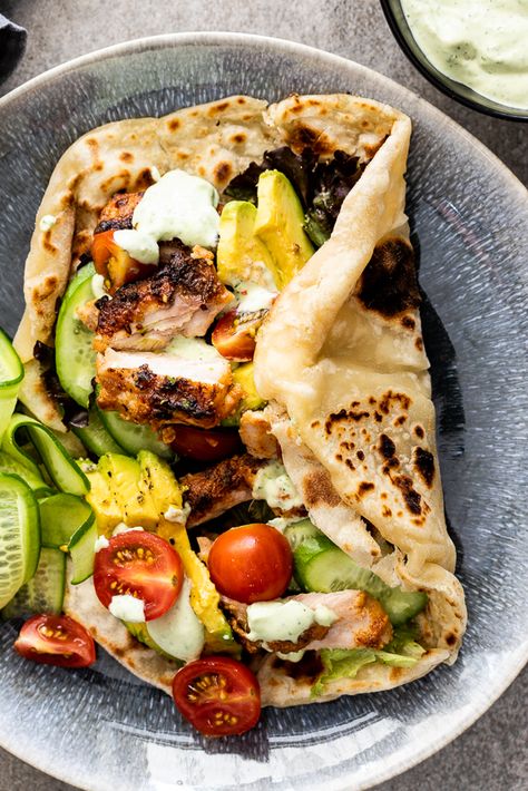 Easy Flatbread, Eggplant Parmesan, Chicken Shawarma, God Mat, Idee Pasto Sano, Juicy Chicken, Healthy Chicken, Flatbread, Mediterranean Recipes