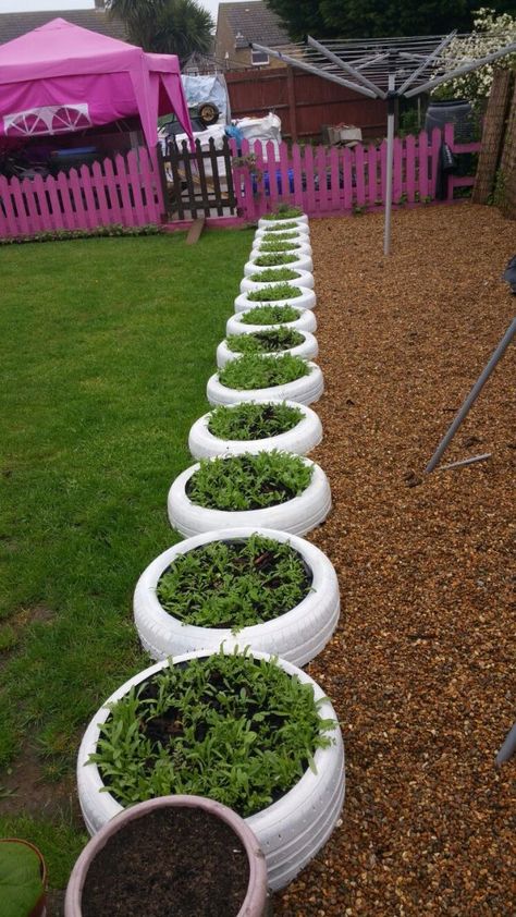 DIY Ideas With Old Tires - Tire Planter Edging - Rustic Farmhouse Decor Tutorials and Projects Made With An Old Tire - Easy Vintage Shelving, Wall Art, Swing, Ottoman, Seating, Furniture, Gardeing Ideas and Home Decor for Kitchen, Living Room, Bathroom and Backyard - Creative Country Crafts, Rustic Wall Art and Accessories to Make and Sell http://diyjoy.com/diy-projects-old-tires Tire Garden, Tire Planters, Vintage Shelving, نباتات منزلية, Old Tires, Landscape Edging, Have Inspiration, Rustic Wall Art, Garden Care