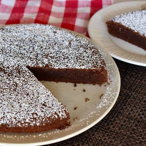 Torta Caprese Wine Chocolate Cake, Red Wine Chocolate Cake, Breads Bakery, Flourless Chocolate Cake Recipe, Almond Flour Cakes, Irish Foods, Pumpkin Sheet Cake, Italian Chocolate, Wine Chocolate