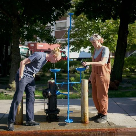 New Public Hydrant would let New Yorkers drink from city water mains Drinking Water Fountain, Fun Websites, Underwater Restaurant, Water Fountain Design, Bartlett School Of Architecture, Fire Hydrants, Drinking Fountains, Foster Partners, Fountain Design