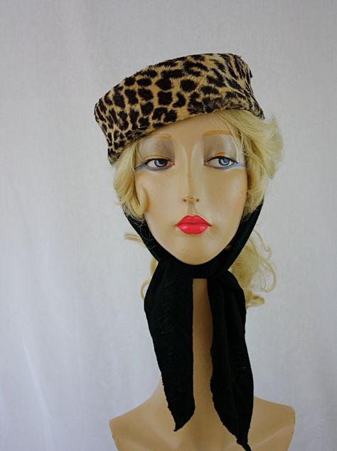 Vintage Hat Hairstyles, Pill Box Hat Outfit, Pill Box Hats, Pillbox Hat Hairstyles, Pillbox Hat Outfit, Pill Hat, Beret Outfit, Glamour Gals, Aw 2024