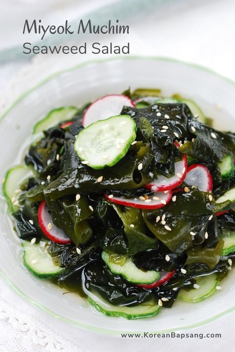 This vinegary, sweet seaweed salad is a refreshing summer side dish! Miyeok (미역), also known as wakame, is an edible brown sea vegetable that is highly nutritional. Muchim  means mixed with seasonings. #seaweedsalad #miyeok #muchim #koreansalad #koreanrecipe #koreanbapsang @koreanbapsang Korean Salad, Korean Bapsang, Koreansk Mad, Wakame Salad, Korean Food Side Dishes, Korean Kitchen, Korean Side Dishes, Korean Cooking, K Food