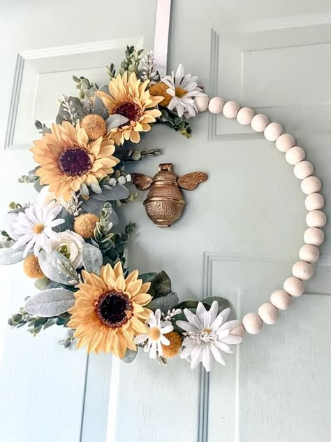 Chicken Wire Wreath Diy, Decor With Wooden Beads, Diy Sunflower Wreath, Beaded Wreaths, Joululahjat Diy, Beaded Wreath, Diy Sunflower, Bead Wreath, Wood Beads Diy