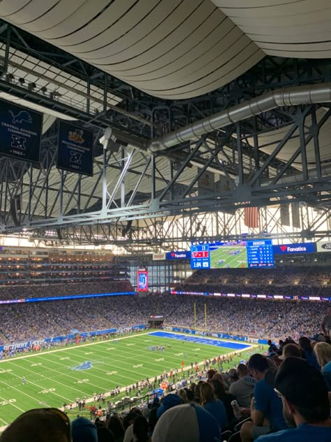 nfl game Detroit Lions Aesthetic, Nfl Aesthetic, Lion Games, Nfl Games, Michigan Wolverines, Detroit Lions, Football Games, Romantic Getaways, American Football