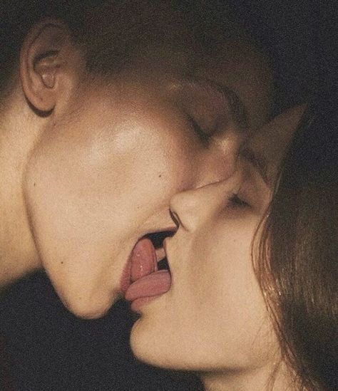 Hickies Neck, Tongue Kissing, Romantic Kiss, Couples Vibe, Cute Couples Photos, Kissing Couples, Cute Couples Kissing, Relationship Goals Pictures, Trik Fotografi