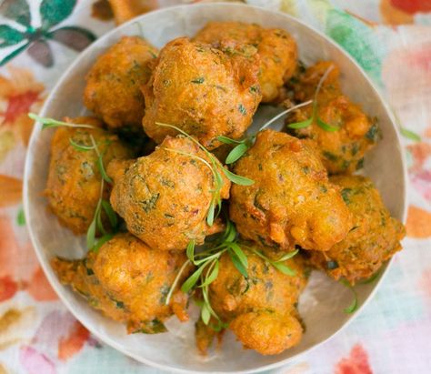 Put an end to your search for easy Ramadan recipes. Here are 17 Healthy & Easy Ramadan Recipes 2024 to try out this Ramadan. Chilli Bites, Easy Ramadan Recipes, Malay Recipes, Sweet Corn Fritters, Cape Malay, Dried Peaches, Malay Food, Easy To Make Appetizers, Iftar Recipes