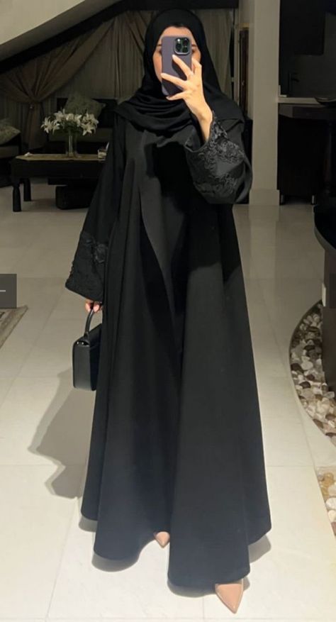 Hijabi Business Women, Cute Abayas, Black Abaya Aesthetic, Emirati Abaya, Abaya Business, Abaya Aesthetic, Black Abaya Designs, Muslim Long Dress, Abaya Designs Latest