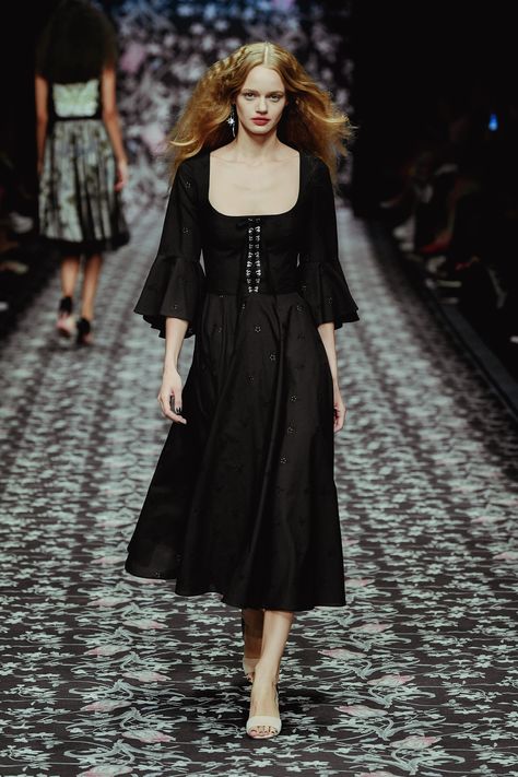 LENA HOSCHEK “Season of the Witch“ SS20 Runway // Photo by Getty Images // #lenahoschek #mbfw #runwaylook #summerdress #blackdress #witchydress #vintageinspired #volantdress Witch Summer Outfit, Witch Style Outfits, The Witch Aesthetic, Witch Costume Ideas, Cute Witch Costume, Chasing Daisies, Summer Witch, Spring Witch, Witchy Dress