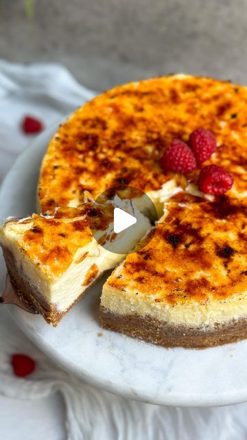 Three words: Crème. Brûlée. Cheesecake 🤌🏼 

Silky creamy cheesecake with a crispy caramelized sugar topping? Name a better combi... | Instagram Brulee Cheesecake, Creme Brulee Cheesecake, Dessert Thermomix, Frosting Recipes Easy, Mini Bundt, Irish Stew, Mini Bundt Cakes, Best Cheesecake, Brownie Ingredients