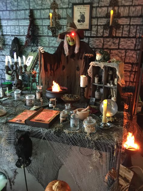 Sleepy Hollow Manor Garage Haunt 2015 Witches Den, Halloween Decorations Indoor Scary, Scary Halloween Food, Halloween Garage, Dekorasi Halloween, Decoration Vitrine, Image Halloween, Halloween Prop, Scary Halloween Decorations