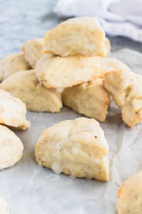 Vanilla Scones, Vanilla Bean Recipes, Autumn Brunch, Vanilla Bean Scones, Vegan Scones, Scones Recipe Easy, Savory Scones, Food Bread, Breakfast Goodies