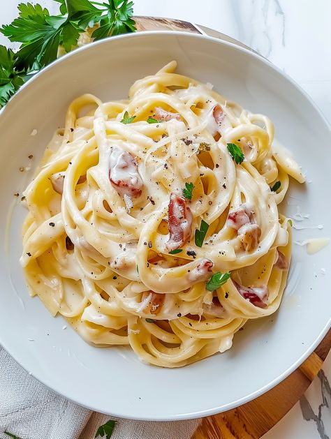 Creamy Carbonara Pasta, Carbonara Pasta Creamy, Val Core, Classic Carbonara, Low Calorie Pancakes, Creamy Carbonara, Cottage Cheese Pasta, Creamy Pasta Dishes, Carbonara Recipe