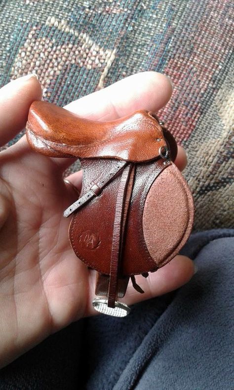 Hobby Horse Accessories Diy, Horse Stalls Diy, Miniature Horse Barn, Mini Horse Tack, Miniature Horse Tack, Horse Tack Diy, Unusual Horse, Schleich Horses, Diy Horse Barn