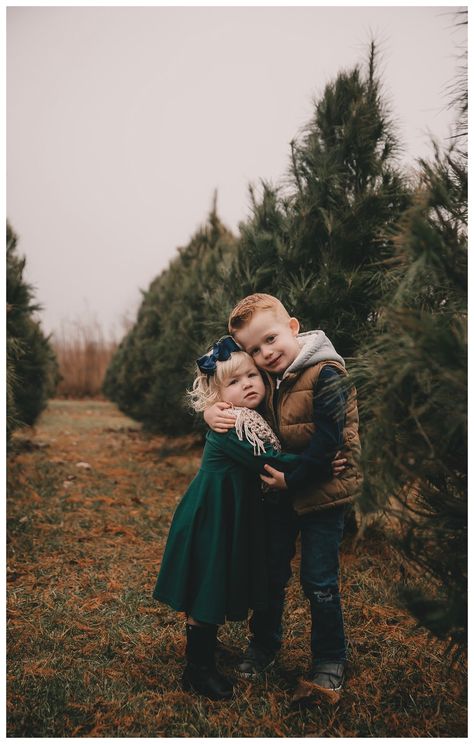 Simple Christmas Tree Farm Photos, Christmas Tree Session, Christmas Tree Photoshoot Kids, Winter Tree Farm Family Pictures, Tree Farm Session, Christmas Tree Farm Family Photo Shoot, Christmas Photoshoot Kids Outdoor, Christmas Tree Farm Photoshoot Ideas, Christmas Mini Sessions Poses