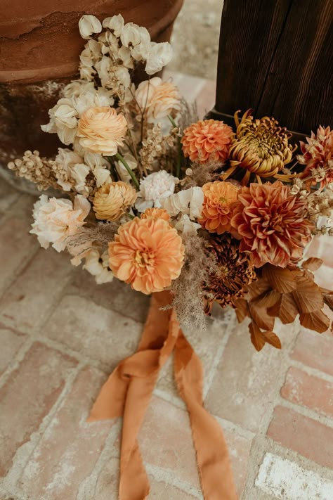 Autumn Wedding Flowers October, Burnt Orange Bridal Bouquet, Wedding Planning App, Orange Bridal Bouquet, Orange Wedding Themes, Orange Bouquets, Orange Wedding Flowers, Burnt Orange Weddings, Planning App