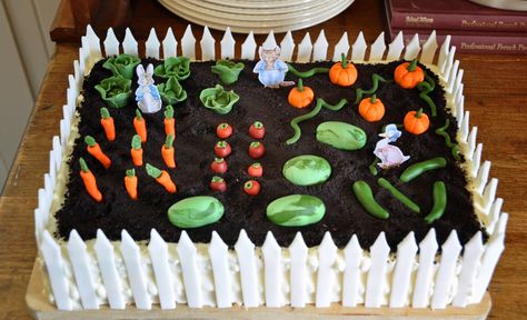 Peter Rabbit Garden Cake! Fondant Vegetables, Vegetable Garden Cake, Garden Theme Cake, Easter Themed Cakes, Garden Birthday Cake, Cake Recipes Uk, Cooking Crafts, Garden Cake, Peter Rabbit Party