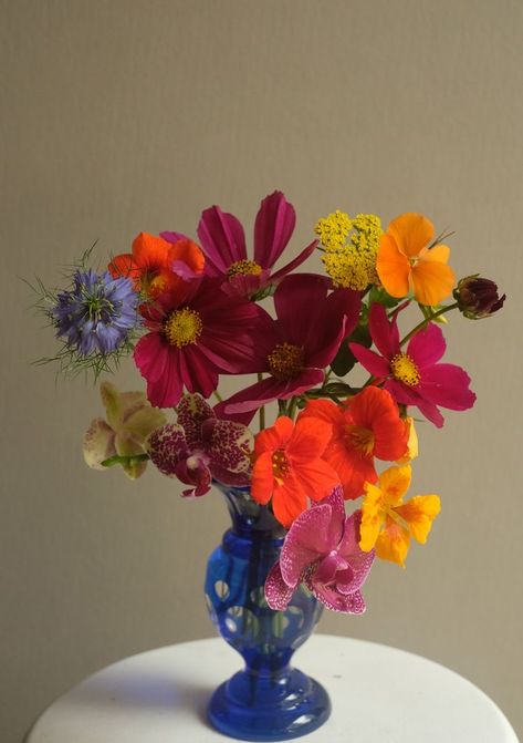 Colorful Flowers In Vase, Small Potted Flowers, Flowers In A Vase Aesthetic, Flower Vase Photography, Flower Bouquet In Vase, Stained Glass Vase, Bouquet In Vase, Flower In Vase, Glass Bud Vases